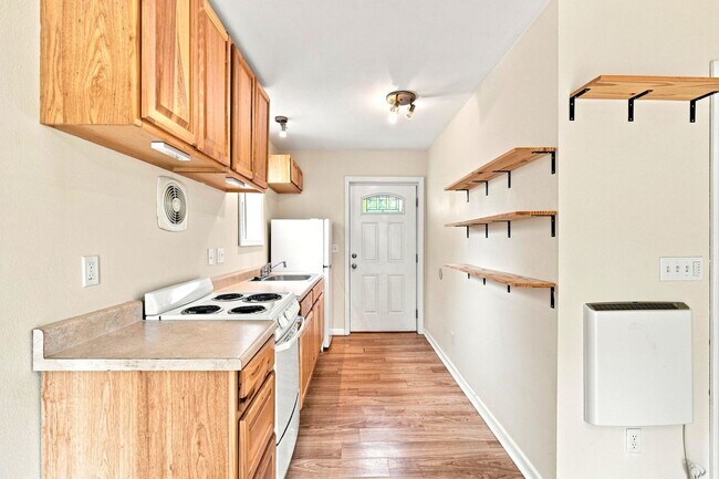 Building Photo - Quiet studio for rent