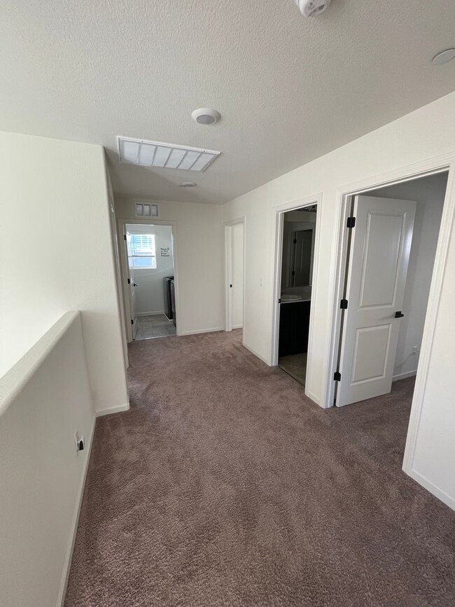 Building Photo - Beautiful 4 bed 2.5 bath in Sacramento!
