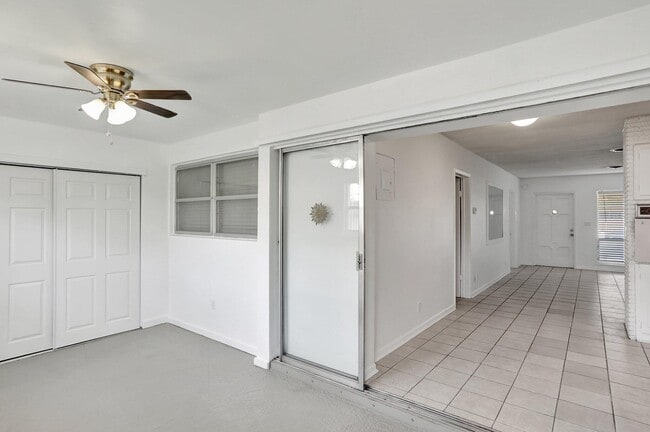 Building Photo - 2540 NE 10th Ct