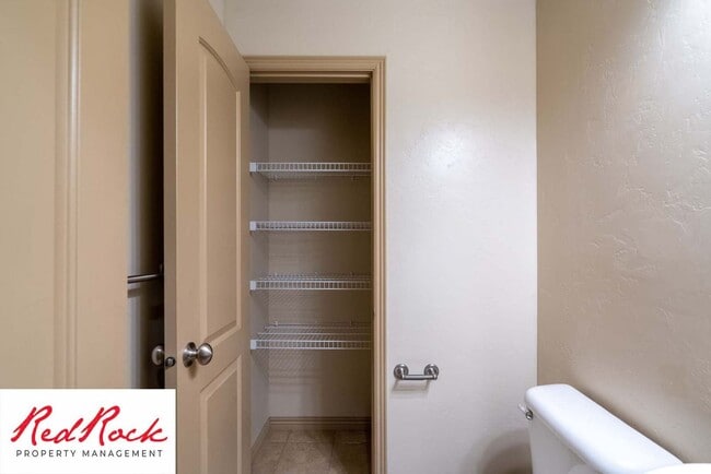Building Photo - Beautiful 3 bedroom, 2.5 bathroom Townhome...