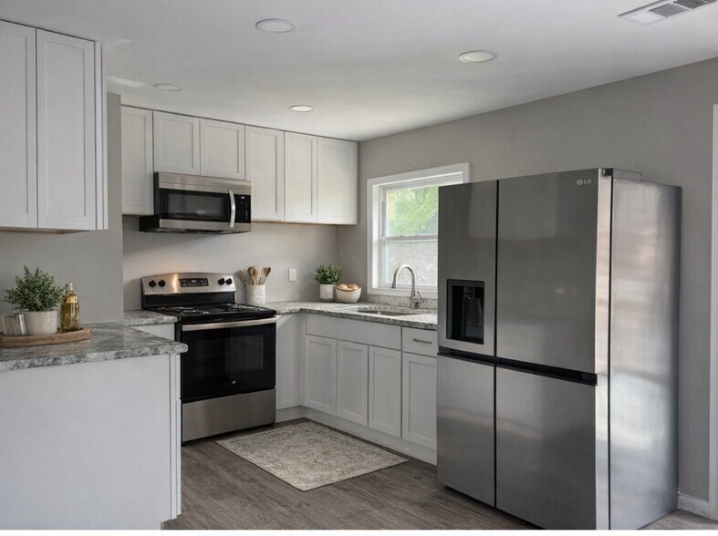 Building Photo - 4445 Vinson Ave