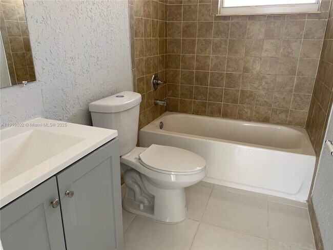 Building Photo - 860 NW 6th Ave