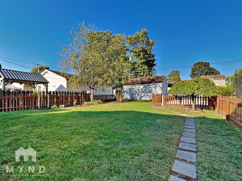Building Photo - 635 Oakwood Ave