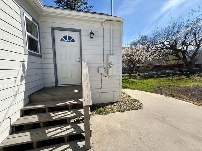 Building Photo - 3 Bedroom / 2 Bath Home - Bespoke Elegance in the University District!