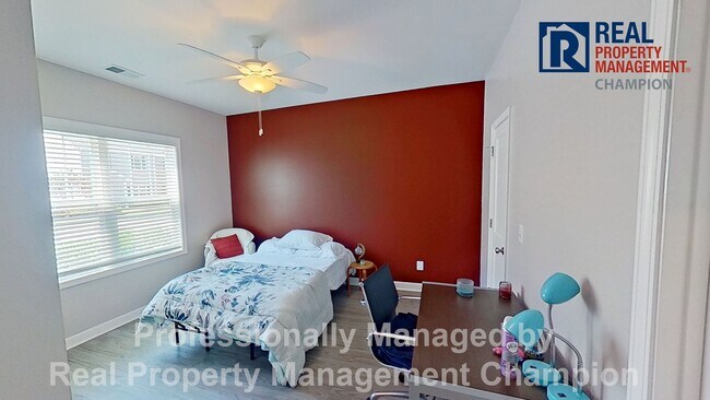 Building Photo - Beautiful 3 BD/2 BA End Unit Townhome in Leland