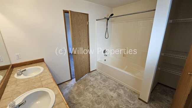 Building Photo - Beautiful NW Landing Home