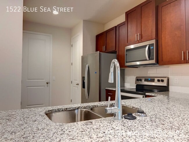 Building Photo - 1522 Blue Sea St