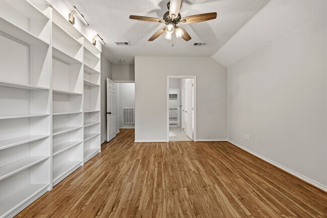 Building Photo - 909 Katie Ln