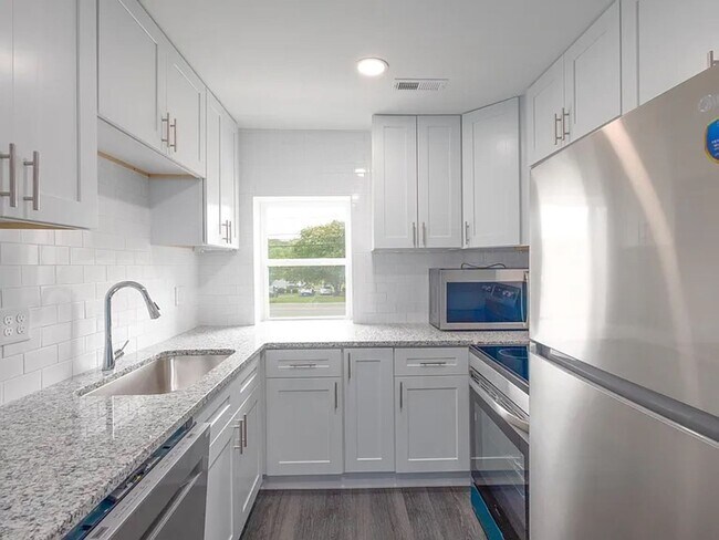 Building Photo - 2 Bedrooms • 2 Full Bathrooms • ~1,254?sq?ft • ~0.34-acre lot