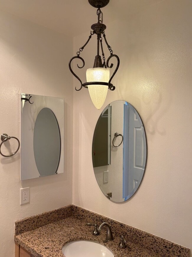 Building Photo - Gorgeous condo with Amazing Views!