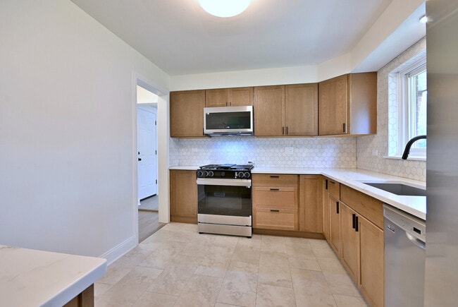 Building Photo - 6750 N Kostner Ave