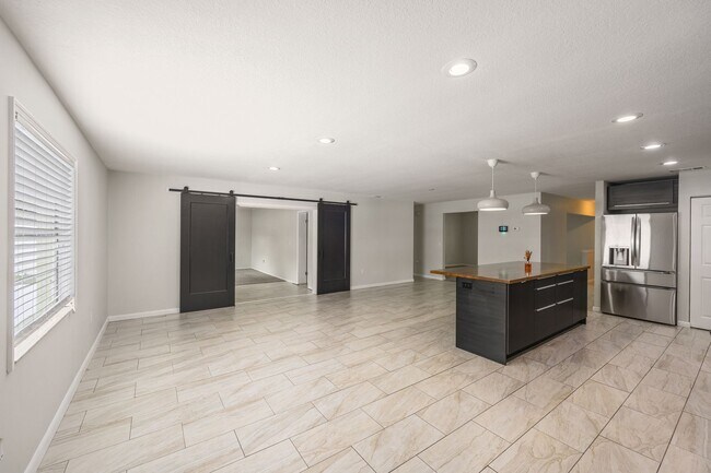 Building Photo - Pool Home