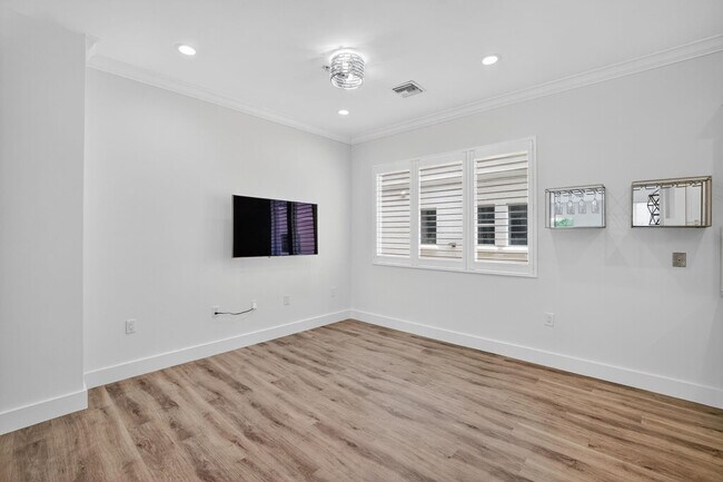 Building Photo - 508 N Birch Rd