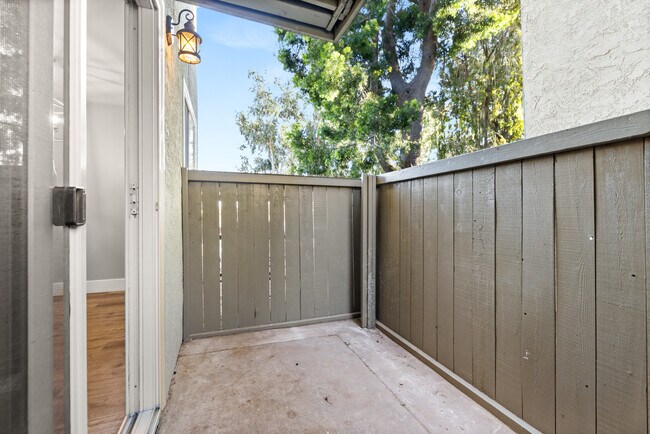 Building Photo - 10990 Del Norte St