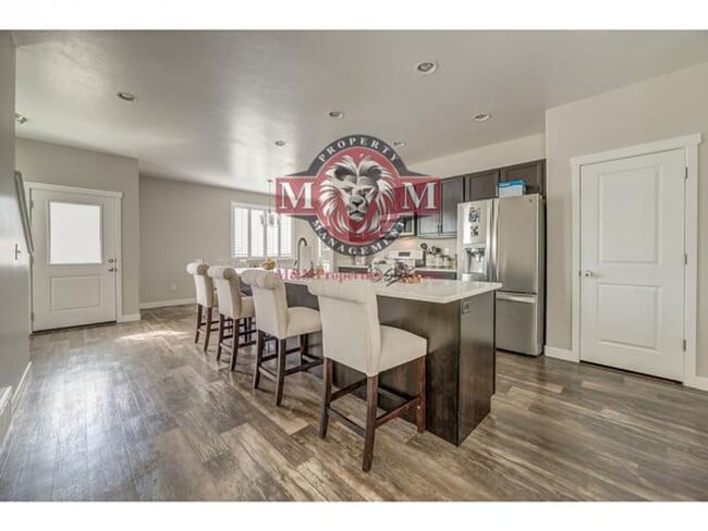 Building Photo - Beautiful 4 Bed 4 Bath Townhome in South J...