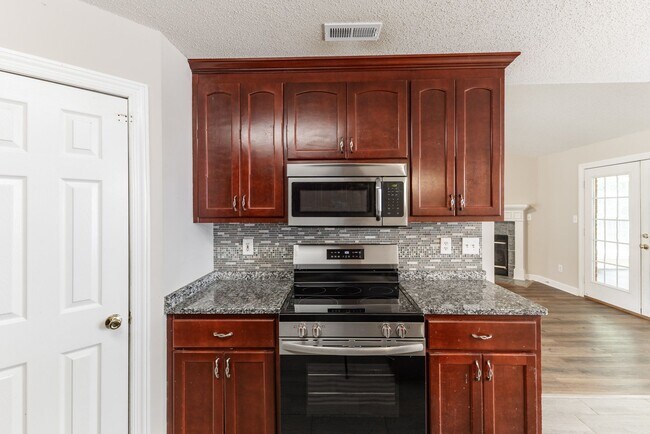 Building Photo - 127 Knotting Pl
