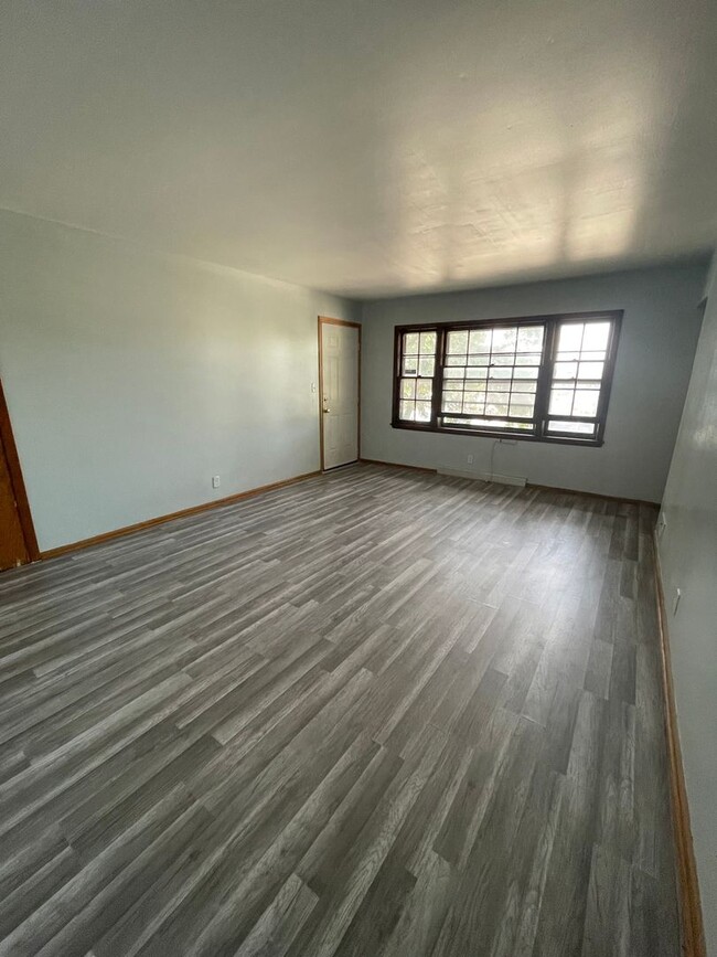 Building Photo - 3 BDR 1 1/2 BTH in West Allis