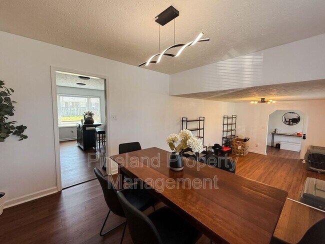 Building Photo - 815 Zapata Ln