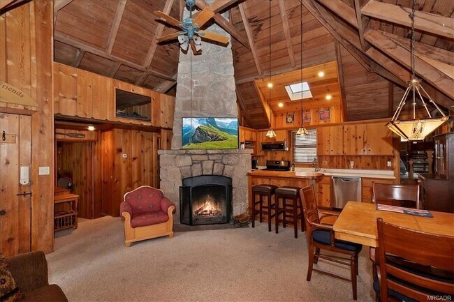 Building Photo - 295 Sunset Dr