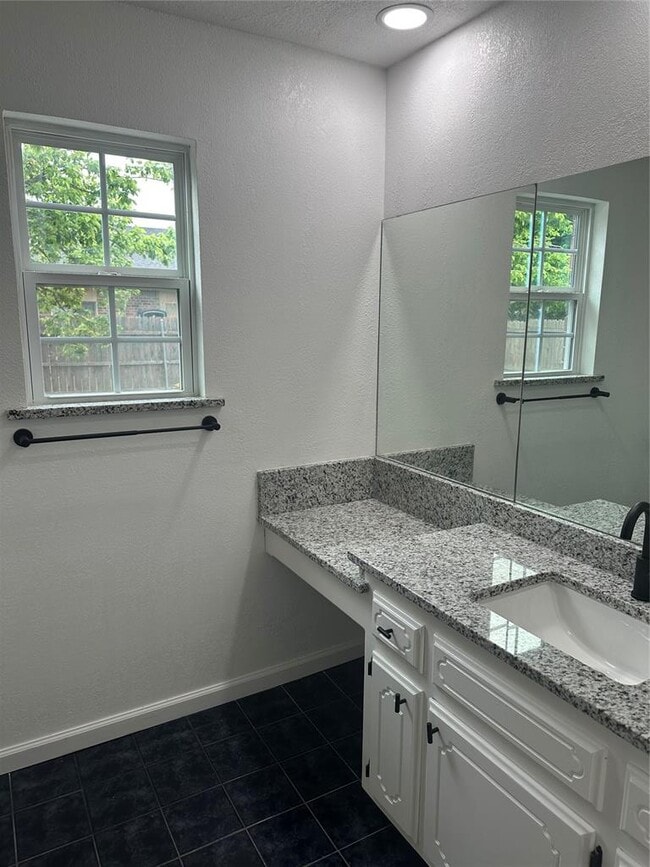 Building Photo - 1318 Alviola Ave