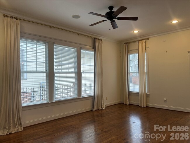 Building Photo - 711 E 9th St