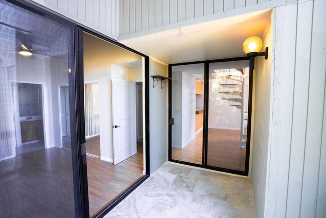 Building Photo - Unfurnished 3 bedroom 3 bath condo with oc...