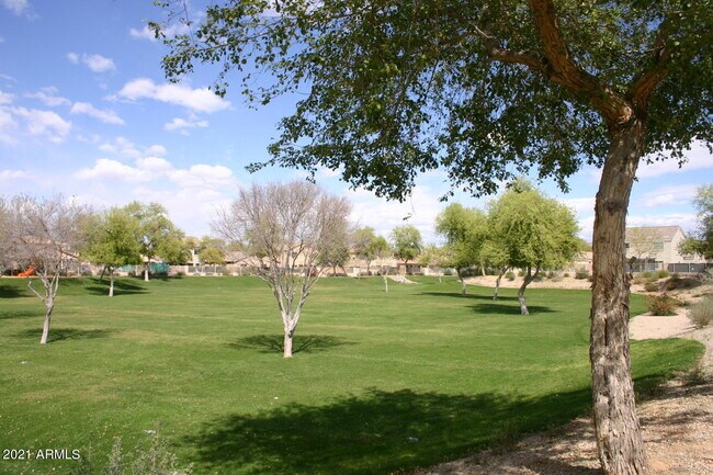 Building Photo - 10938 W Meadowbrook Ave