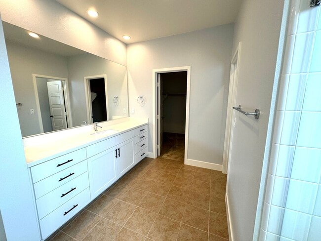 Building Photo - Beautiful 4Bd/3Ba Spacious Home in Costa M...