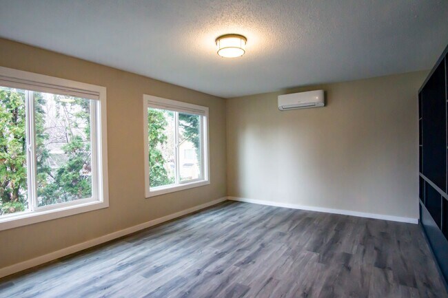 Building Photo - Stunningly Renovated Spacious 2-Bed w/Built-ins, DW, WD, Parking + More!