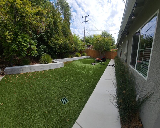 Building Photo - 6 bed 3 bath Spacious home near Cal Poly