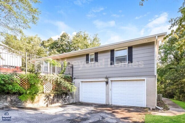 Building Photo - Beautiful 3-Bed + Bonus Room Home - Minutes from Downtown Chattanooga!