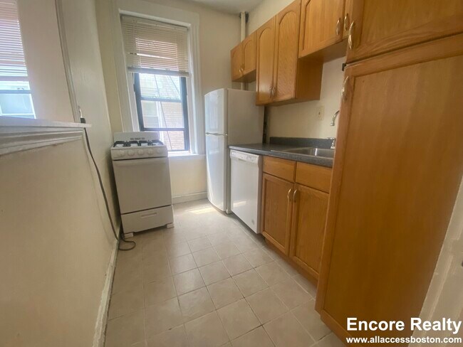 Building Photo - 364 Riverway