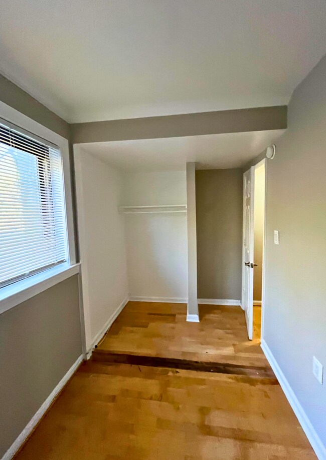 Building Photo - Modern 2-Bedroom Apartment with In-Unit La...