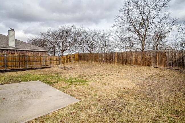 Building Photo - Ready for New Tenants- Large 3 bed, 2.5 bath in West Fort Worth- 76108