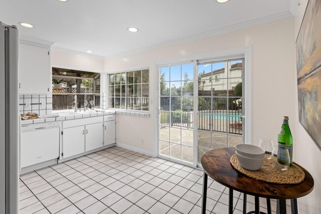 Building Photo - 464 Edelweiss Dr