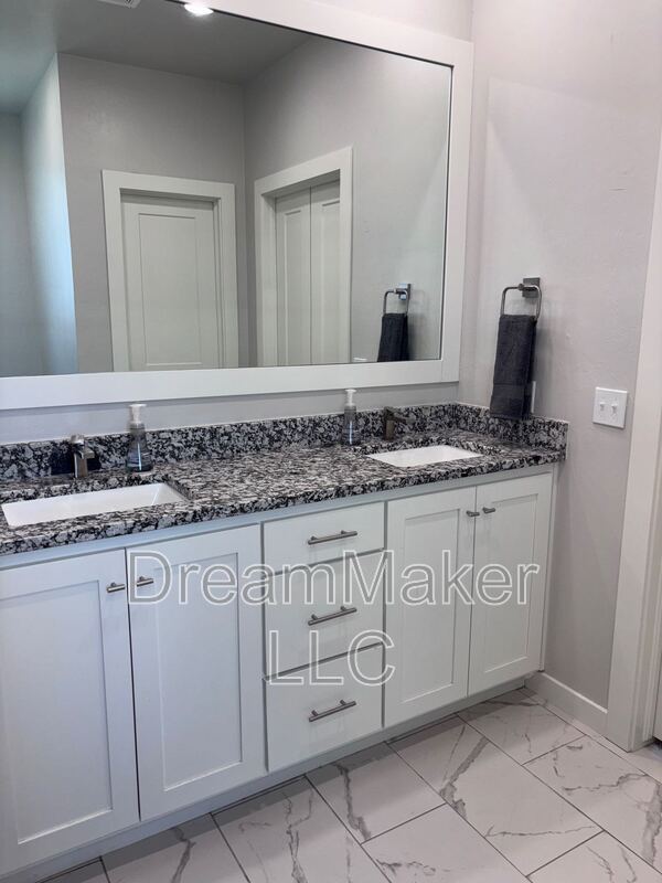 Building Photo - 2819 Clifton Ter