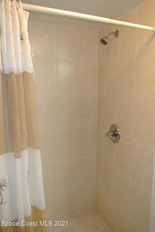 Building Photo - 537 Taylor Ave