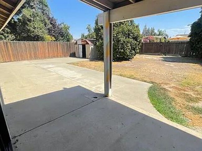 Building Photo - Very large 3 bedroom home with spacious li...