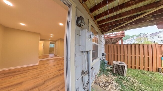 Building Photo - 12885 Hyannis Ln