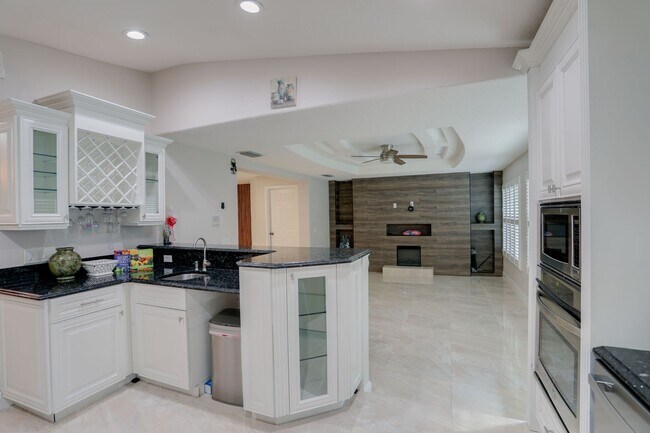 Building Photo - 633 Spring Oaks Blvd