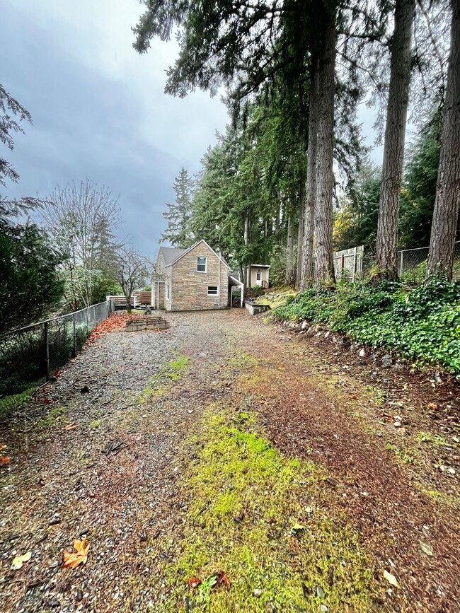 Building Photo - Cozy Bremerton Home on Large Corner Lot