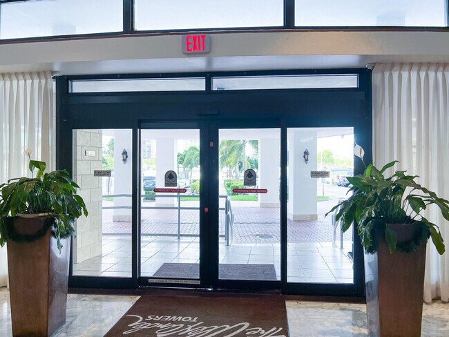 Building Photo - 3505 S Ocean Dr