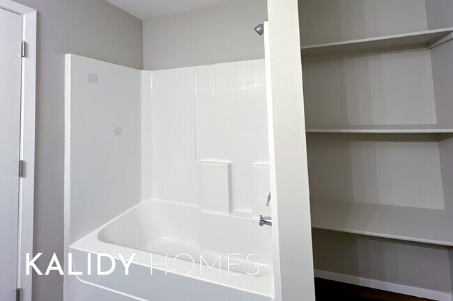 Building Photo - 801 Crown Heights Ln
