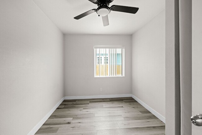 Building Photo - 8 Bed 3 Bath House on Prime Dorothy Way - Minutes Walk to Campus!!