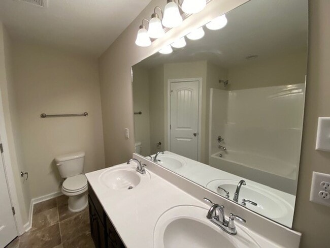 Building Photo - 3 Bedroom 2 bath with 2 Car Garage Home Fo...