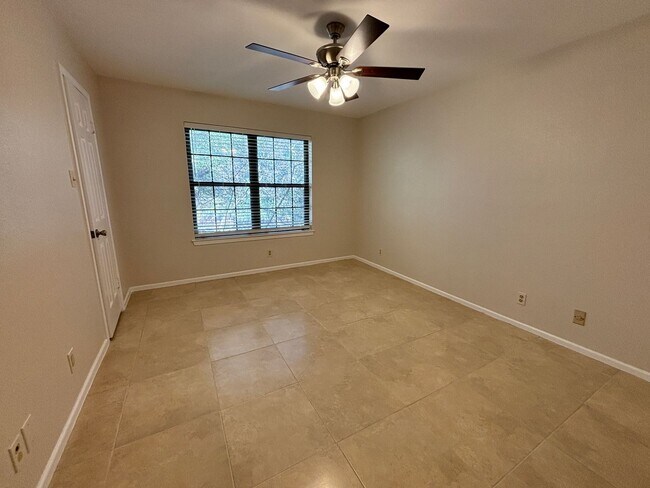 Building Photo - 10955 Wurzbach Rd