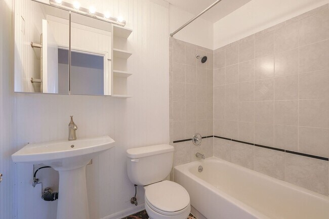 Building Photo - Updated 2 Bedroom, 1 Bathroom Condominium With Stunning Views.