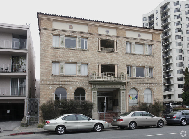 Building Photo - Dull Brae Apartments