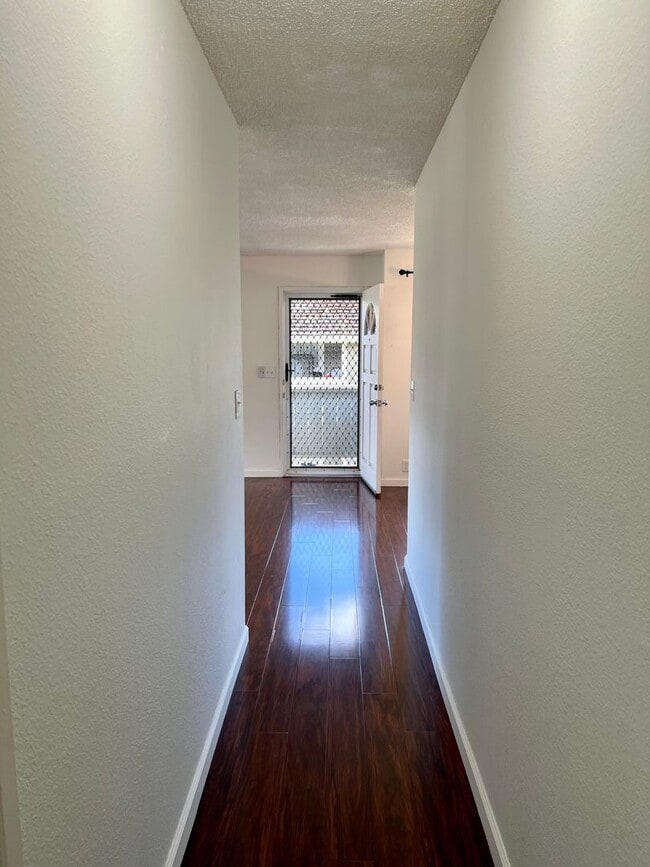 Building Photo - Charming Townhouse-2Bedrooms, 1Bathroom, 2...