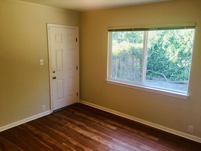 Building Photo - Spacious 3 Bed 1.5 Bath House Close to Val...